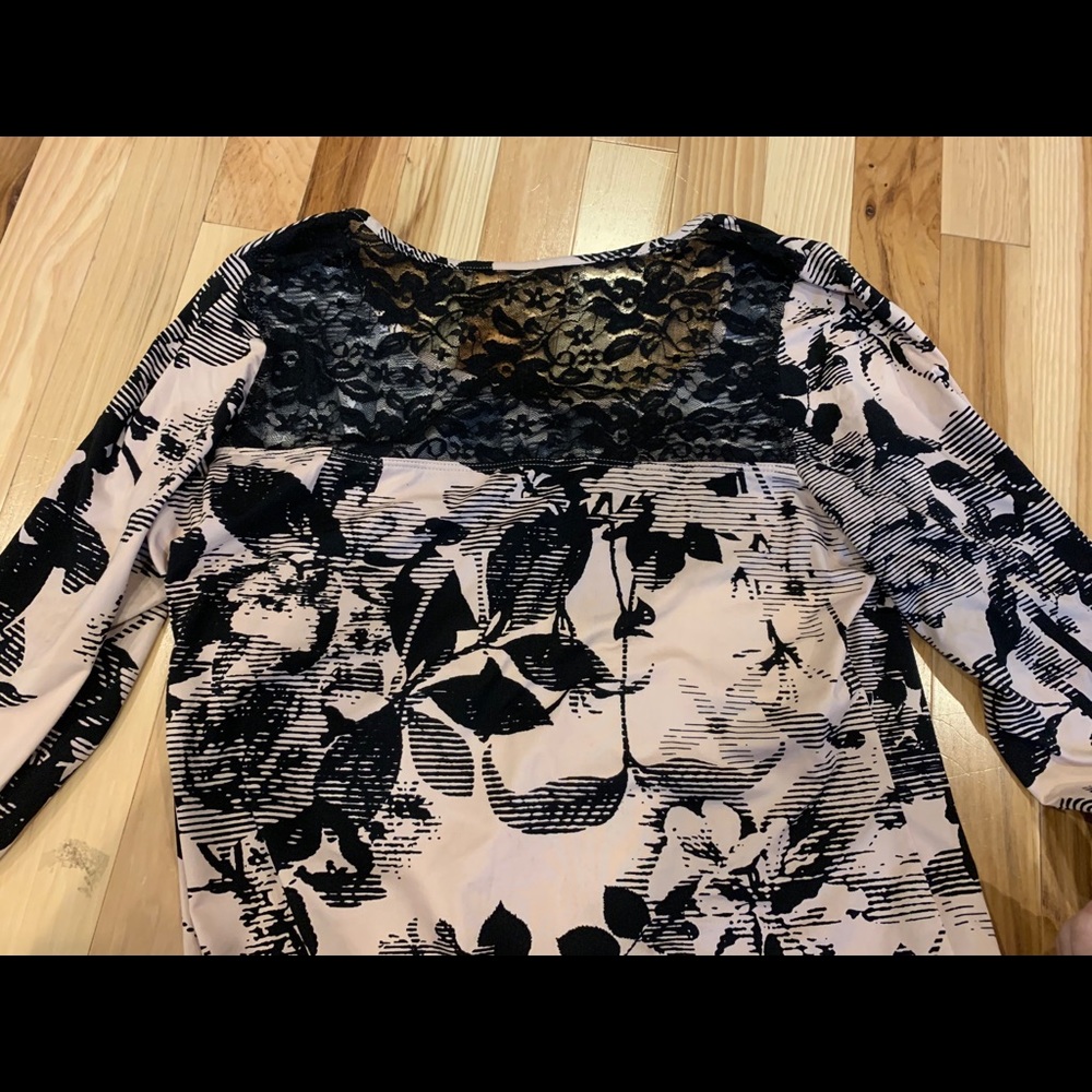 2 Medium Tops - Picture 3 of 5
